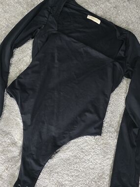 Qinser Black Long Sleeve Bodysuit with Gold Script Label